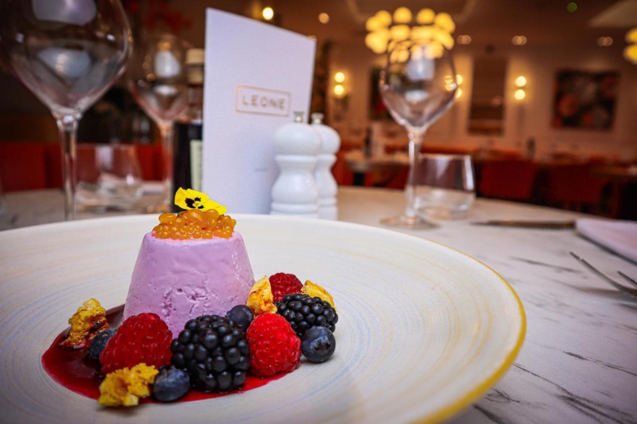 Lion & Swan Hotel Congleton Esterno foto A dessert at Leoni
